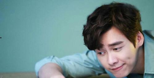 最新圈内爆料李易峰女友,神秘女友身份引热议